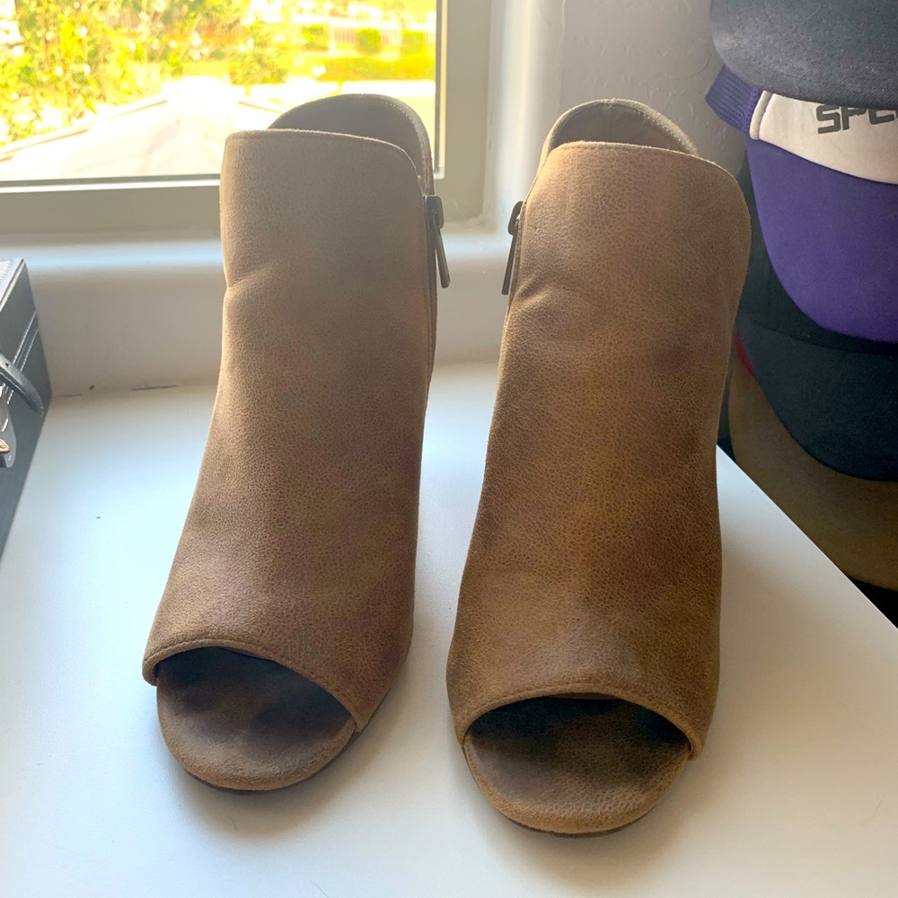Tan open-toe ankle length botties